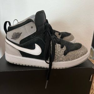 Jordan AJ1 Mid Youth Size 1